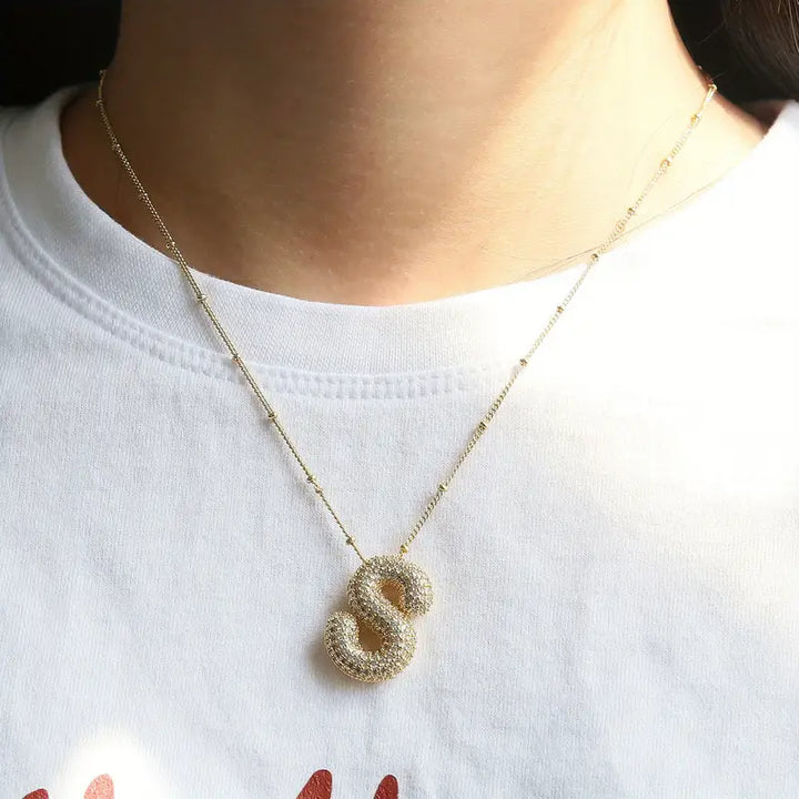 Collier initial en lettres bulle