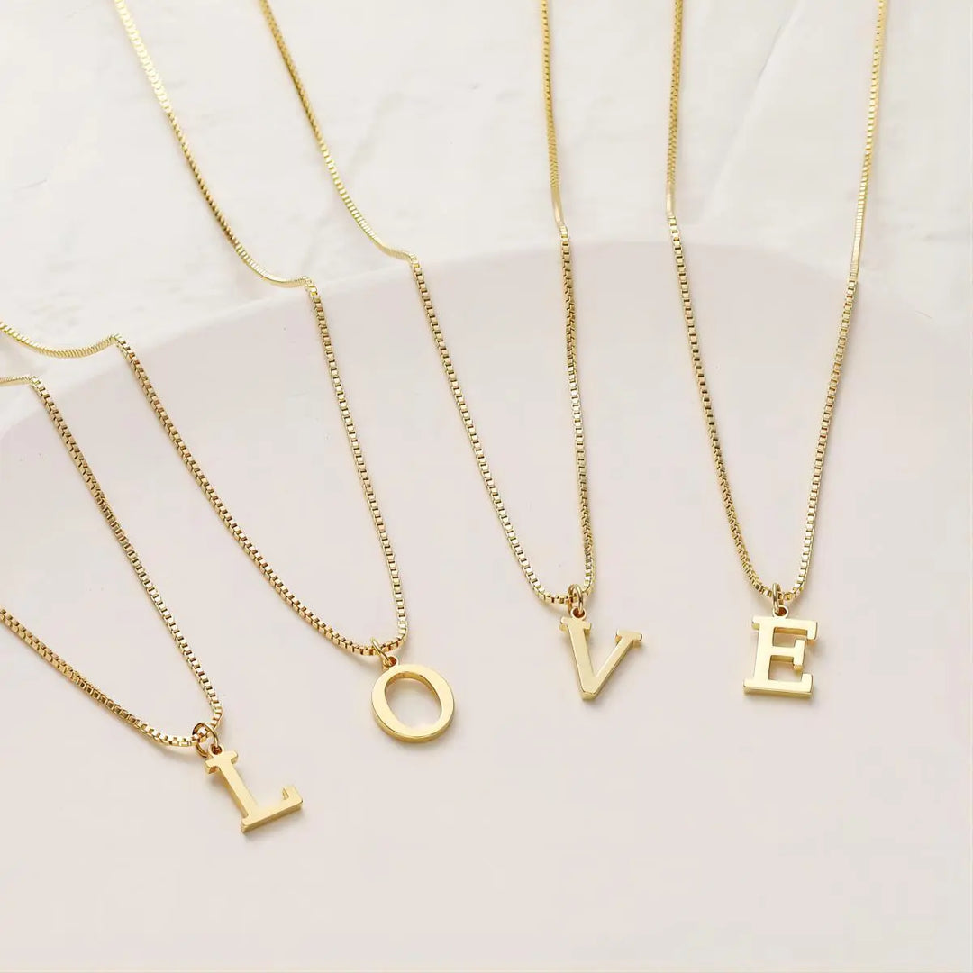 Collier avec des initiales de lettres d&
