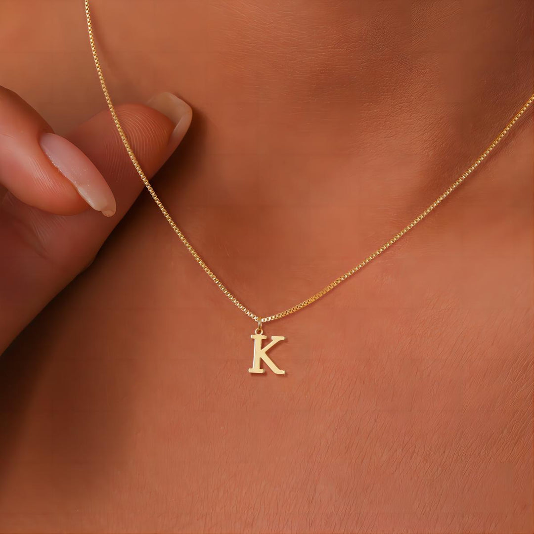 Collier avec des initiales de lettres d&