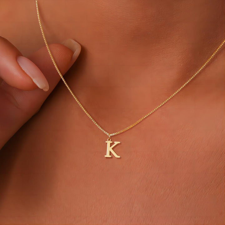 Collier avec des initiales de lettres d&