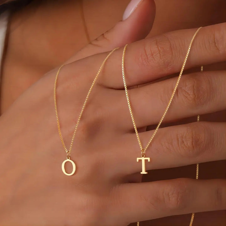 Collier avec des initiales de lettres d&